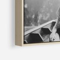 Obraz w ramie 120x80 - Księga mglistych marzeń - czarno biała fotografia, para zakochanych w łodzi - rama drewno