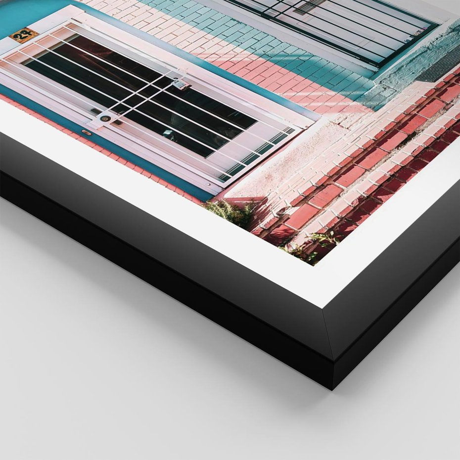 Plakat w ramie 50x70 - Urok Starych Drzwi - stare retro drzwi kamienicy, pastelowe kolory - rama czarna