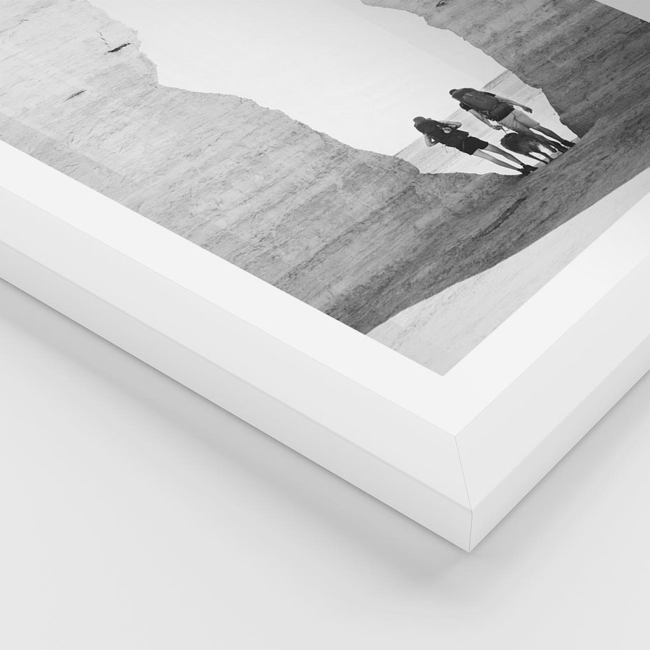 Plakat w ramie 50x70 - Podróżna Eksploracja - Echa Przygody - rama biała