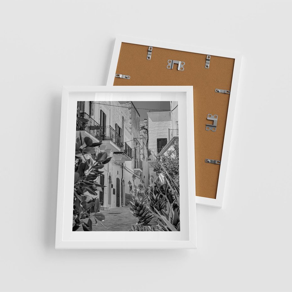 Plakat w ramie 40x50 - Nadmorska Uliczka - czarno białe zdjecie, uliczka w nadmorskim mieście - rama biała