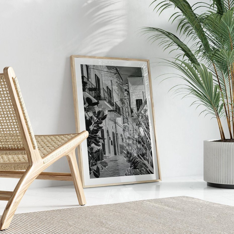 Plakat w ramie 30x40 - Nadmorska Uliczka - czarno białe zdjecie, uliczka w nadmorskim mieście - rama drewno