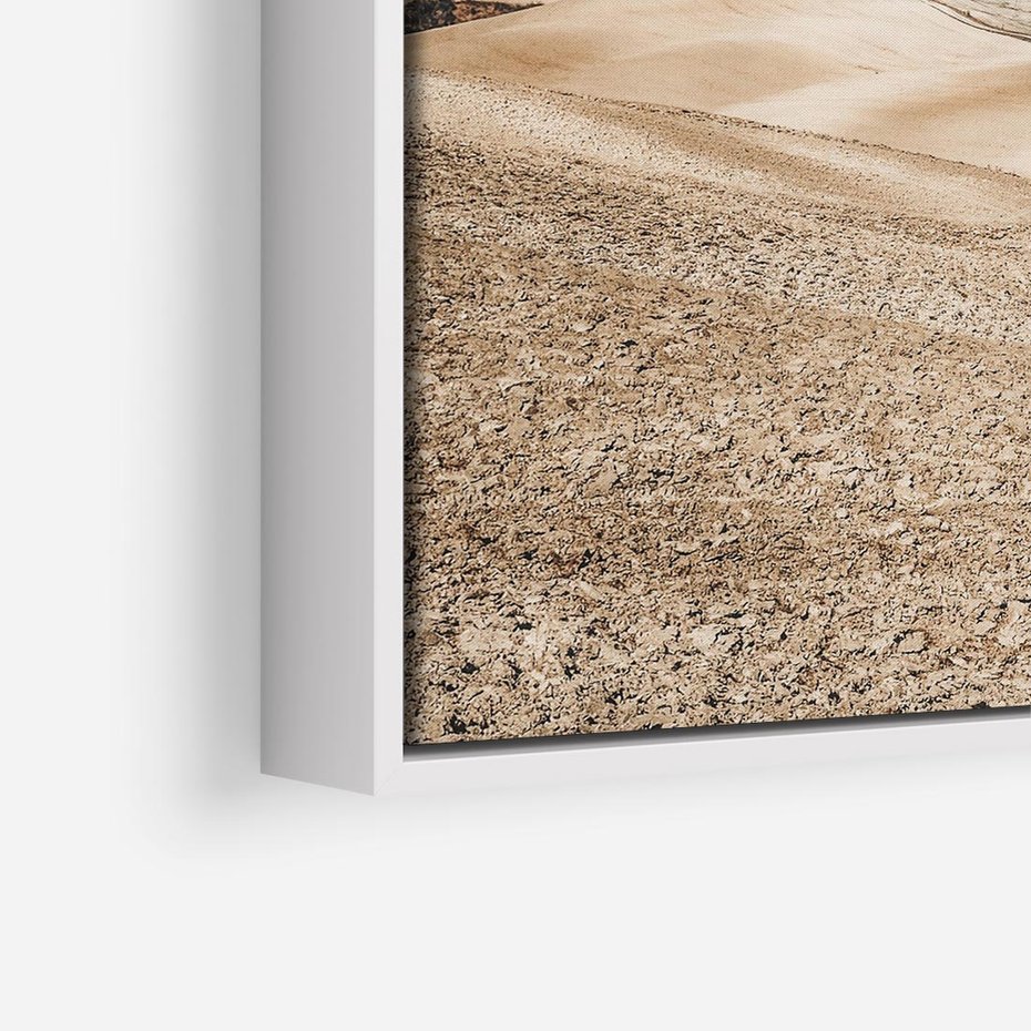 Obraz w ramie 80x80 - Refleksyjny taniec myśli - pustynny krajobraz, odcienie sepii - rama biała