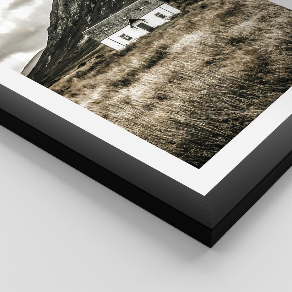 Plakat w ramie 40x50 - Biały Domek w Sepii: Wiejski Urok - domek w górach, kolory sepii - rama czarna
