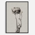 Obraz w ramie 50x70 - Kwiatowa Symfonia w Szarościach - czarno biała odbitka, jak fotografia - rama czarna