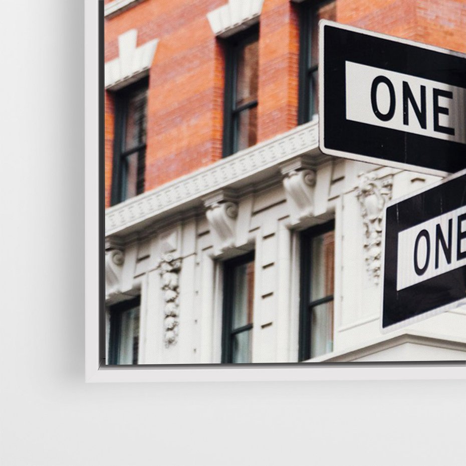 Obraz w ramie 70x100 - Namiastka wielkiego miasta - Nowy Jork, drogowskaz - rama biała