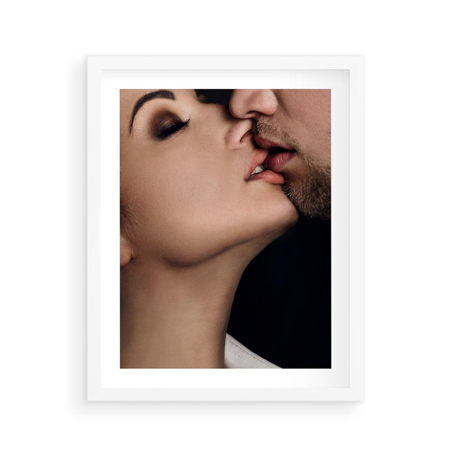 Plakat w ramie 40x50 - Miłosne Uczucia - kobieta, pocałunek - rama biała