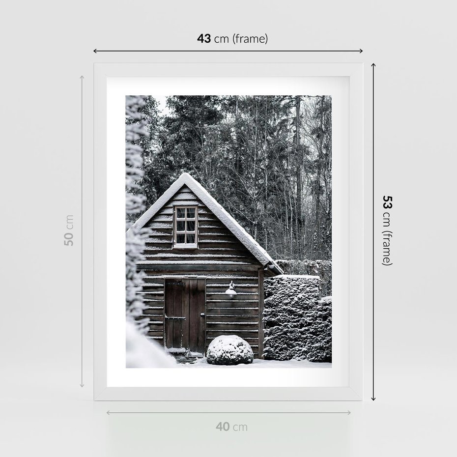 Plakat w ramie 40x50 - Zaklęta Zima - domek w lesie, śnieg - rama biała