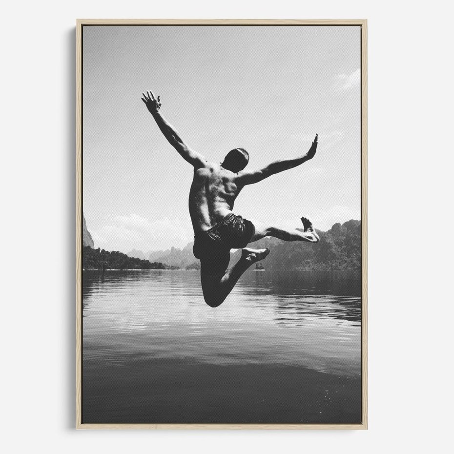 Obraz w ramie 50x70 - Beztroska Chwila - czarno biała fotografia, mężczyzna wesoło wskakuje do keziora w górach - rama drewno
