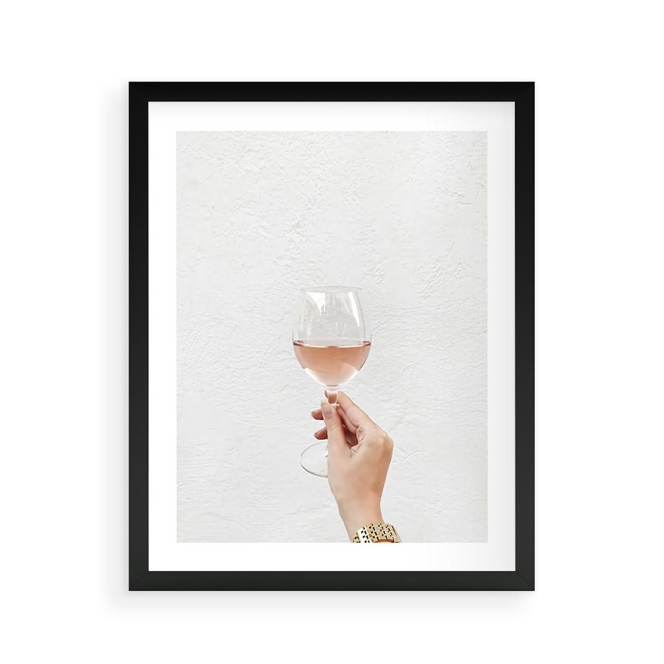 Plakat w ramie 40x50 - Kobieca Dłoń i Różowe Wino - kieliszek różowego wina, kobieca dłoń - rama czarna