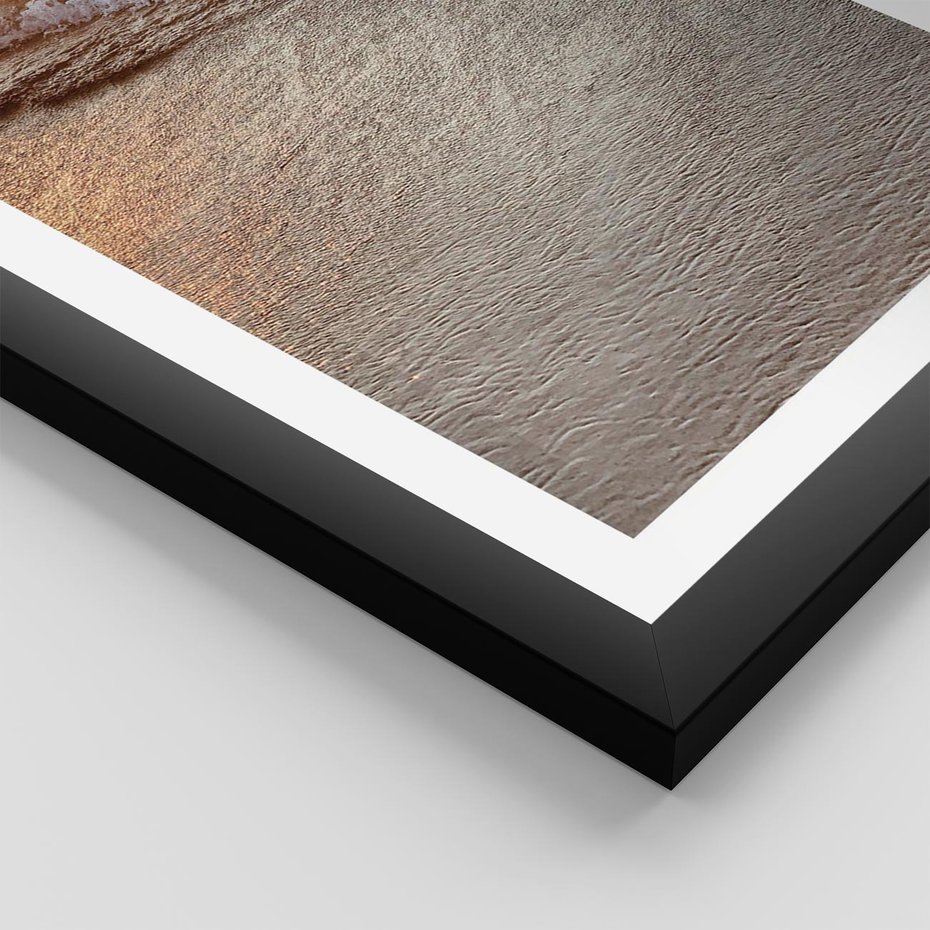 Plakat w ramie 30x40 - Spokój Morza: Fale na Plaży - fale, morze - rama czarna