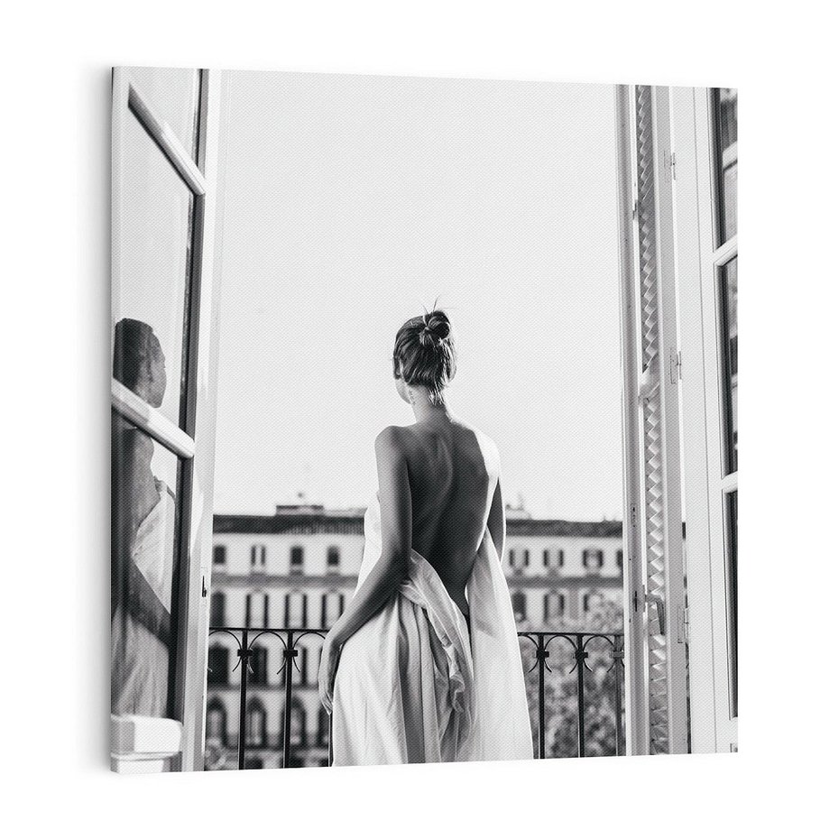Obraz na płótnie 70x70 - Poranki w Paryżu - czarno białe zdjęcie, kobieta w prześcieradle na balkonie