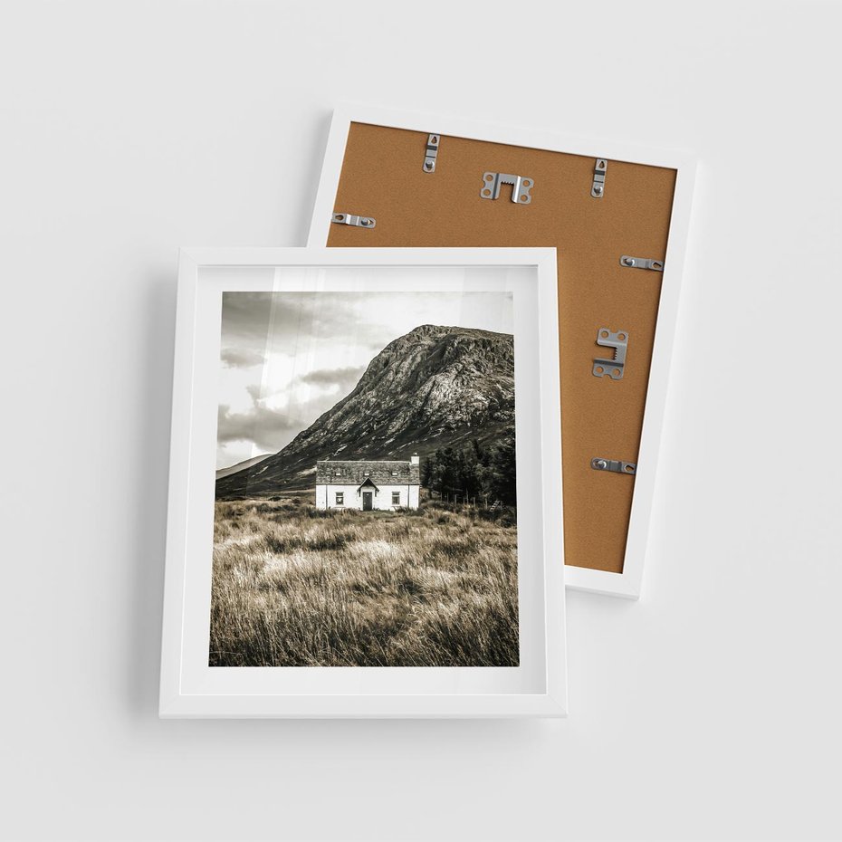 Plakat w ramie 40x50 - Biały Domek w Sepii: Wiejski Urok - domek w górach, kolory sepii - rama biała