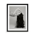 Plakat w ramie 50x70 - Piękno włosów kobiety w ruchu - włosy, piękno - rama czarna