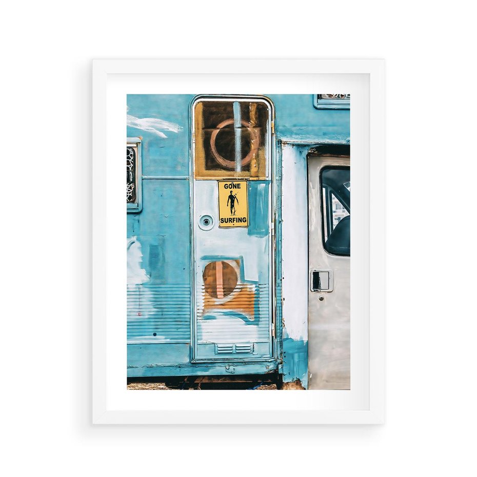 Plakat w ramie 40x50 - Nostalgiczna Podróż - stara przyczepa kempingowa, niebieskie kolory - rama biała
