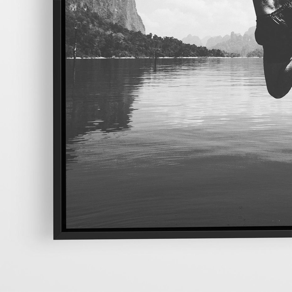 Obraz w ramie 50x50 - Beztroska Chwila - czarno biała fotografia, mężczyzna wesoło wskakuje do keziora w górach - rama czarna