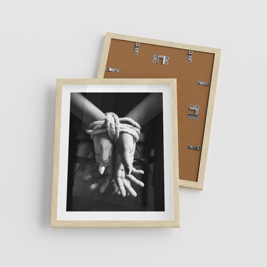 Plakat w ramie 40x50 - Splątane Uczucia - czarno biała fotografia, artystyczna - rama drewno
