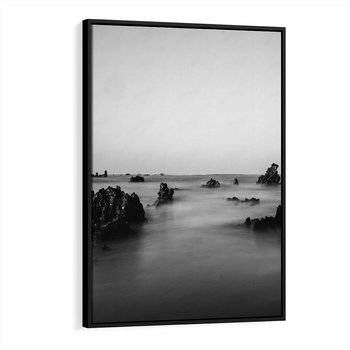 Obraz w ramie 50x70 - Harmonia świateł i cieni - zamglona dzika plaża, skały na plaży - rama czarna