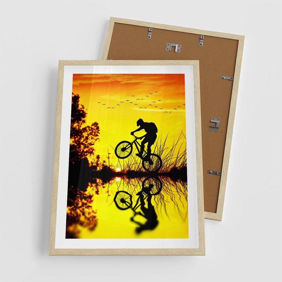 Plakat w ramie 50x70 - Rower przy zachodzie słońca - rower, zachód - rama drewno