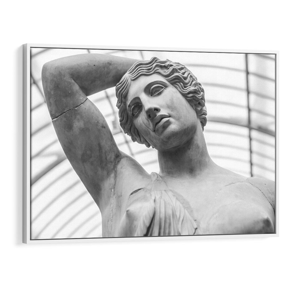 Obraz w ramie 100x70 - Zaklęta w Kamieniu - antyczna rzeźba kobiety na fotografii, czarno biała - rama biała