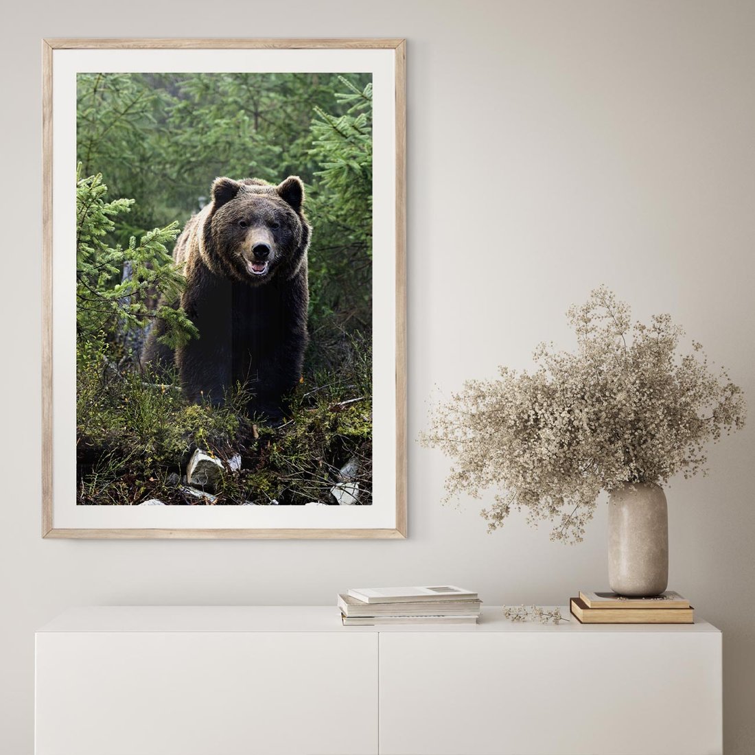 Plakat w ramie 40x50 - Spotkanie z Niedźwiedziem w Lesie - niedźwiedź, las - rama drewno