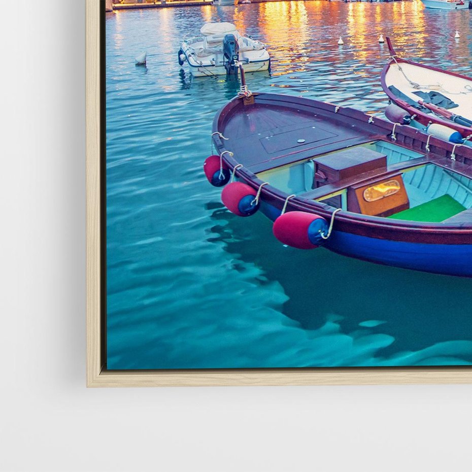 Obraz w ramie 80x80 - Tańczące kolory zachodu - nadmorskie kolorowe miast, kolorowe budynki na brzegu - rama drewno