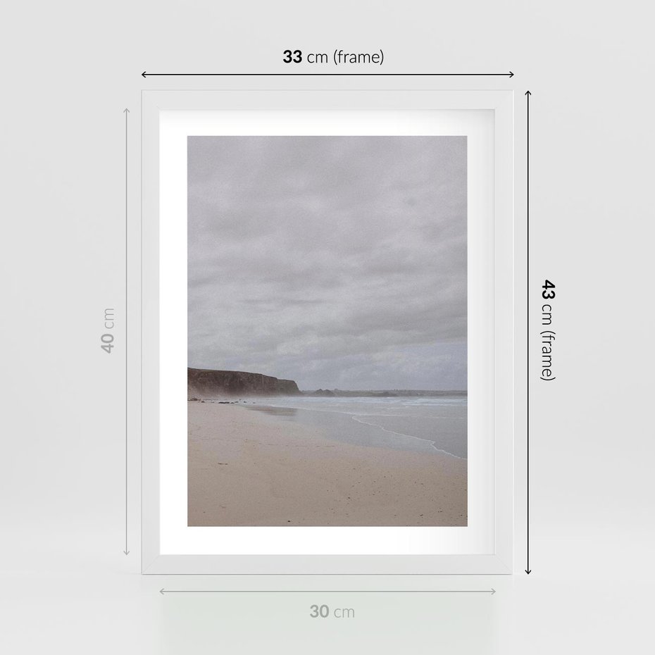Plakat w ramie 30x40 - Mglista plaża - plaża, mgła - rama biała