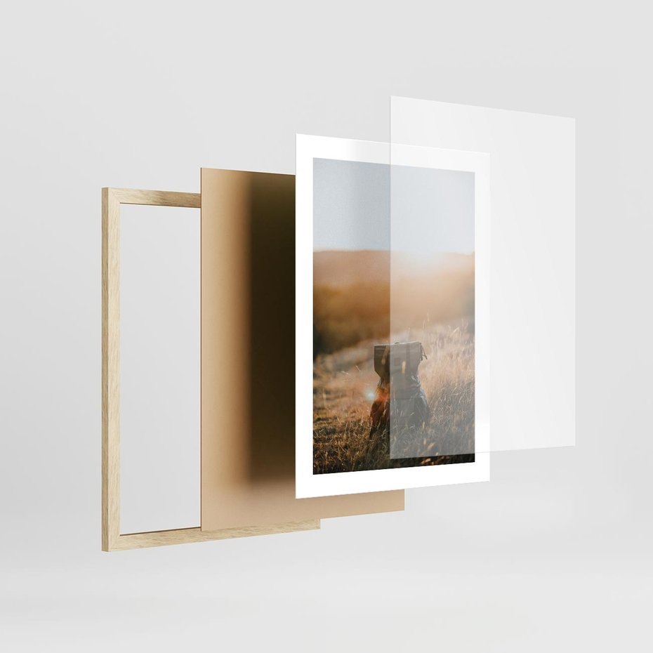 Plakat w ramie 30x40 - Podróżniczy bukiet na łące - plecak, podróż - rama drewno