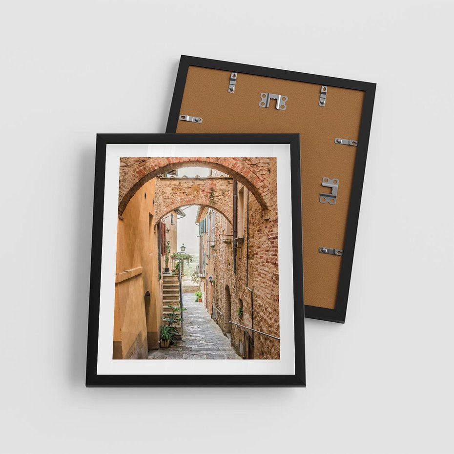 Plakat w ramie 40x50 - Magiczna podróż w głąb miasta - uliczka, perspektywa - rama czarna