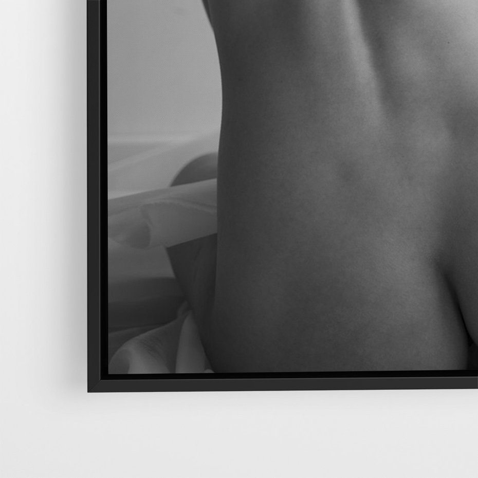Obraz w ramie 70x100 - Piękno o Poranku - czarno biała fotografia, akt kobiecy - rama czarna