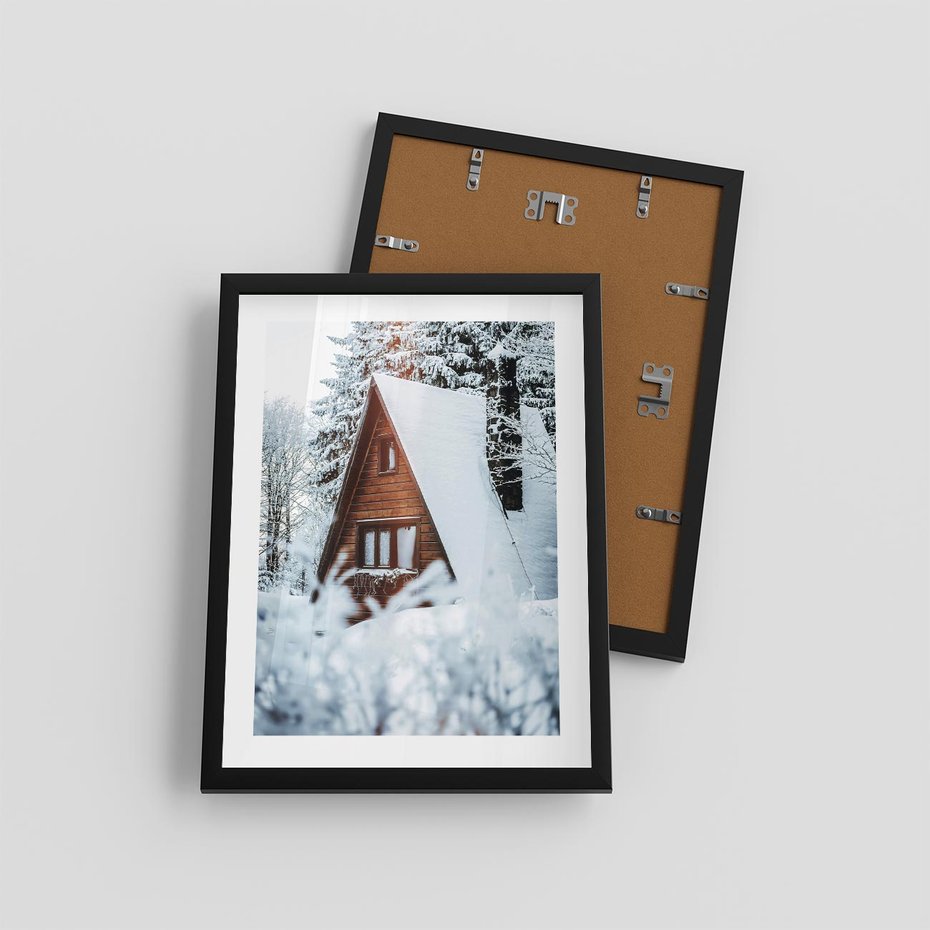 Plakat w ramie 30x40 - Zimowe Ustronie w Lesie - domek w lesie, zimowy las - rama czarna