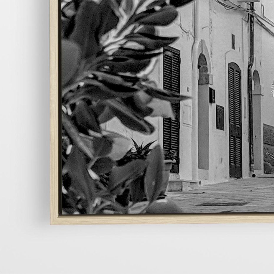 Obraz w ramie 50x50 - Nadmorska Uliczka - czarno białe zdjecie, uliczka w nadmorskim mieście - rama drewno