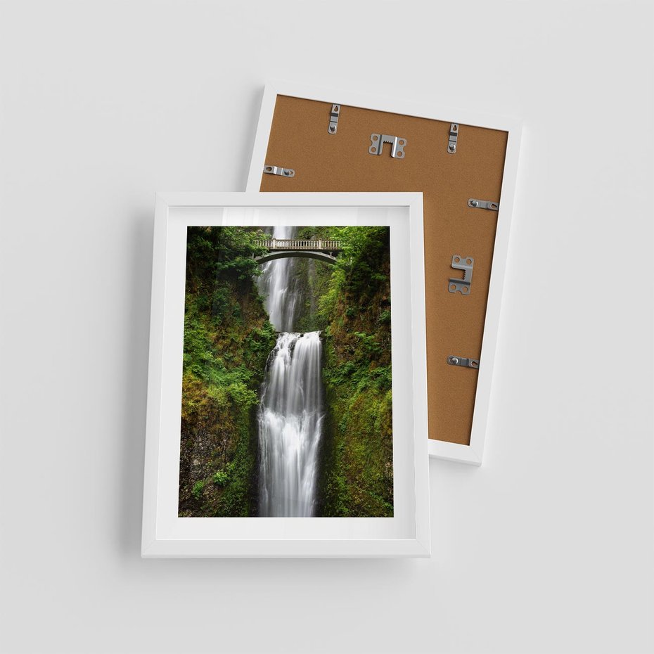 Plakat w ramie 30x40 - Siła i Urok Natury - wodospad, las - rama biała