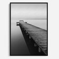 Obraz w ramie 50x70 - Mglista Perspektywa - czarno biała fotografia, drewniany pomost na jeziorze - rama czarna