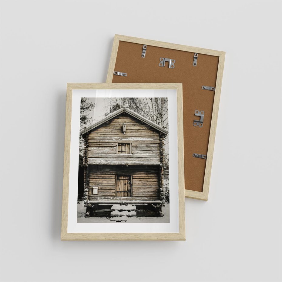 Plakat w ramie 30x40 - Stary Drewniany Dom w Śniegu - stary drewniany dom, zima - rama drewno