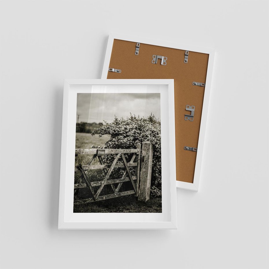 Plakat w ramie 30x40 - Wiejski Urok: Stary Płot i Kwitnący Krzew - rustykalne zdjęcie, stary płot - rama biała