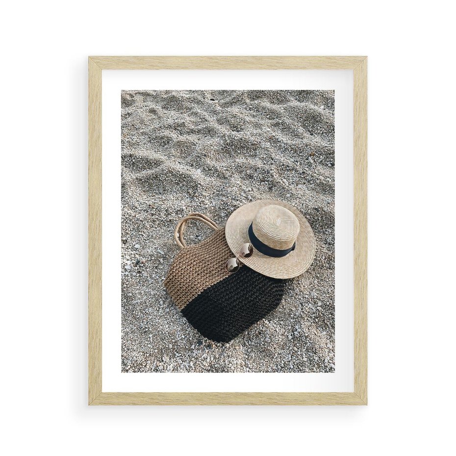 Plakat w ramie 40x50 - Plażowe Przygotowania - torba plażowa, kapelusz - rama drewno