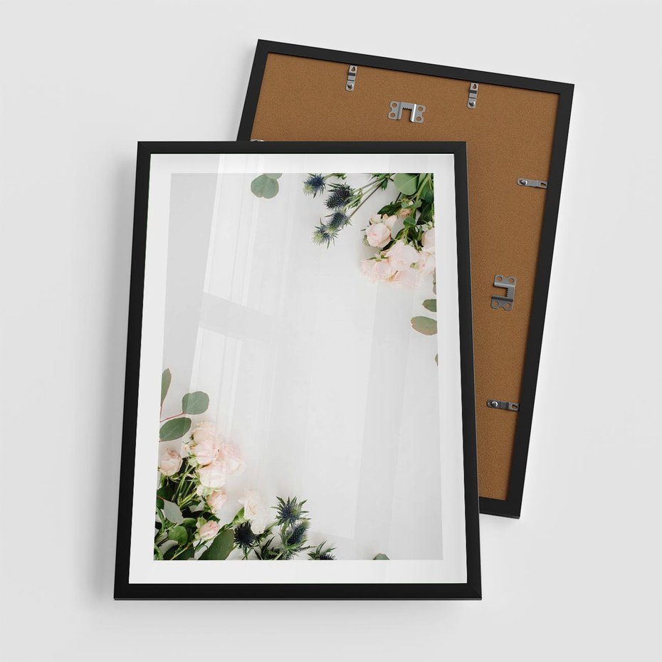 Plakat w ramie 50x70 - Kompozycja z Białych Róż i Eukaliptusa - kompozycja z białych kwiatów na białym tle, róże - rama czarna