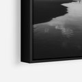 Obraz w ramie 50x70 - Nadmorska Melodia - czarno białe zdjęcie, plaża - rama czarna