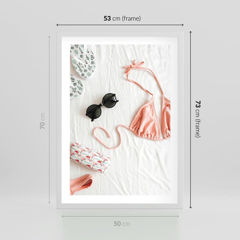 Plakat w ramie 50x70 - Letnia Elegancja na Plaży - kompozycja, elementy stroju na plażę - rama biała