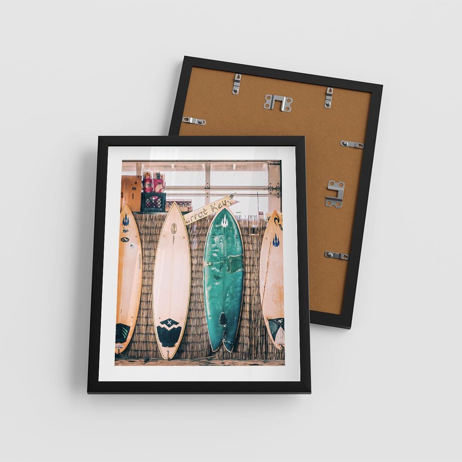Plakat w ramie 40x50 - Deski Surfingowe w Pionie - deski surfingowe, ustawione pionowo - rama czarna