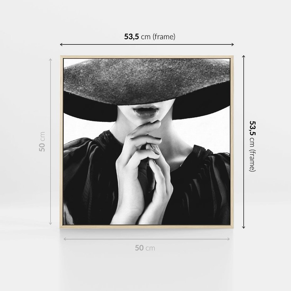 Obraz w ramie 50x50 - Czarna Elegancja - fotografia czarno biała, zbliżenie portret kobiety w czerni - rama drewno