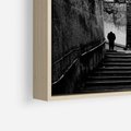 Obraz w ramie 50x50 - Ukryta Uliczka - czarno białe zdjęcie, schody - rama drewno