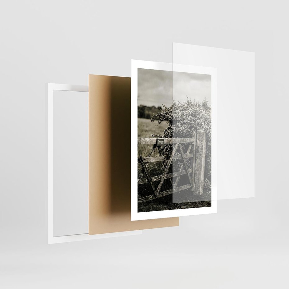 Plakat w ramie 50x70 - Wiejski Urok: Stary Płot i Kwitnący Krzew - rustykalne zdjęcie, stary płot - rama biała