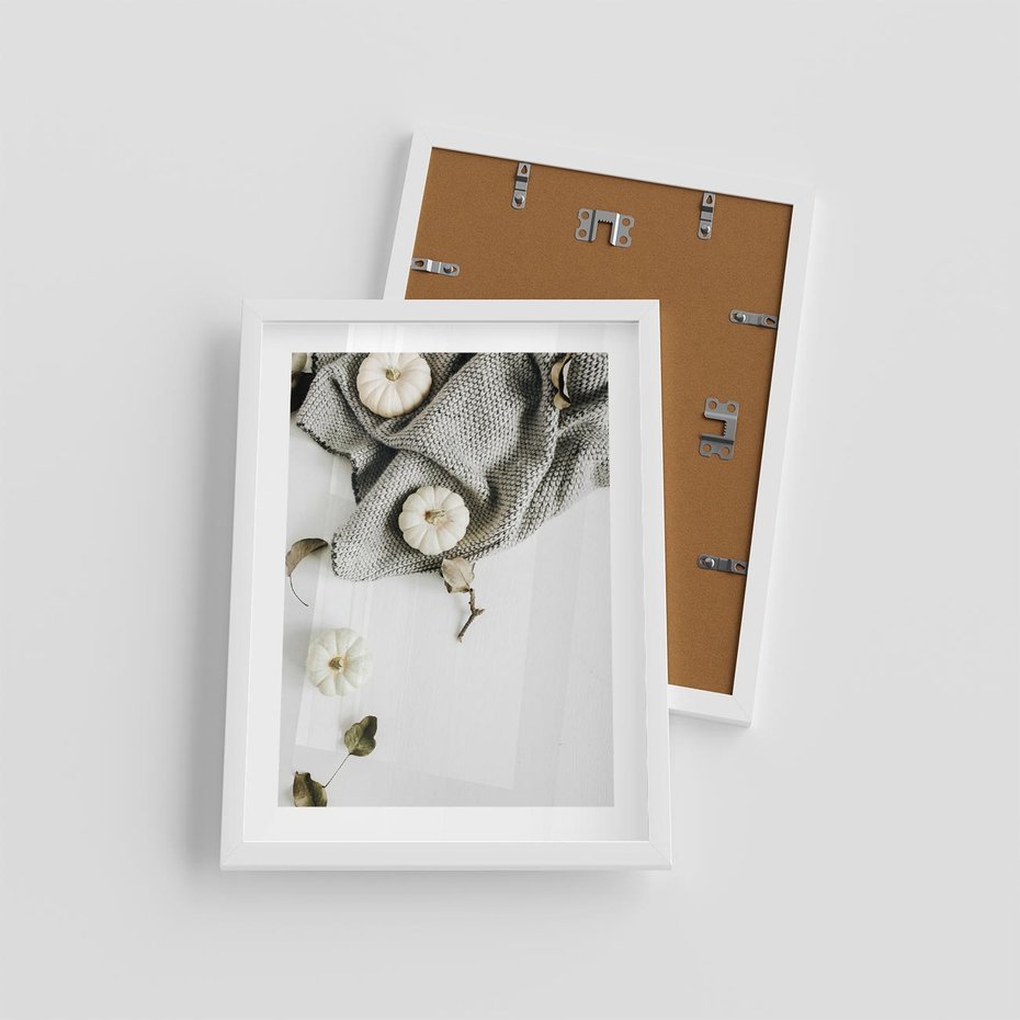 Plakat w ramie 30x40 - Białe Dynie i Przytulny Koc - kompozycja jesienna, białe dynie - rama biała