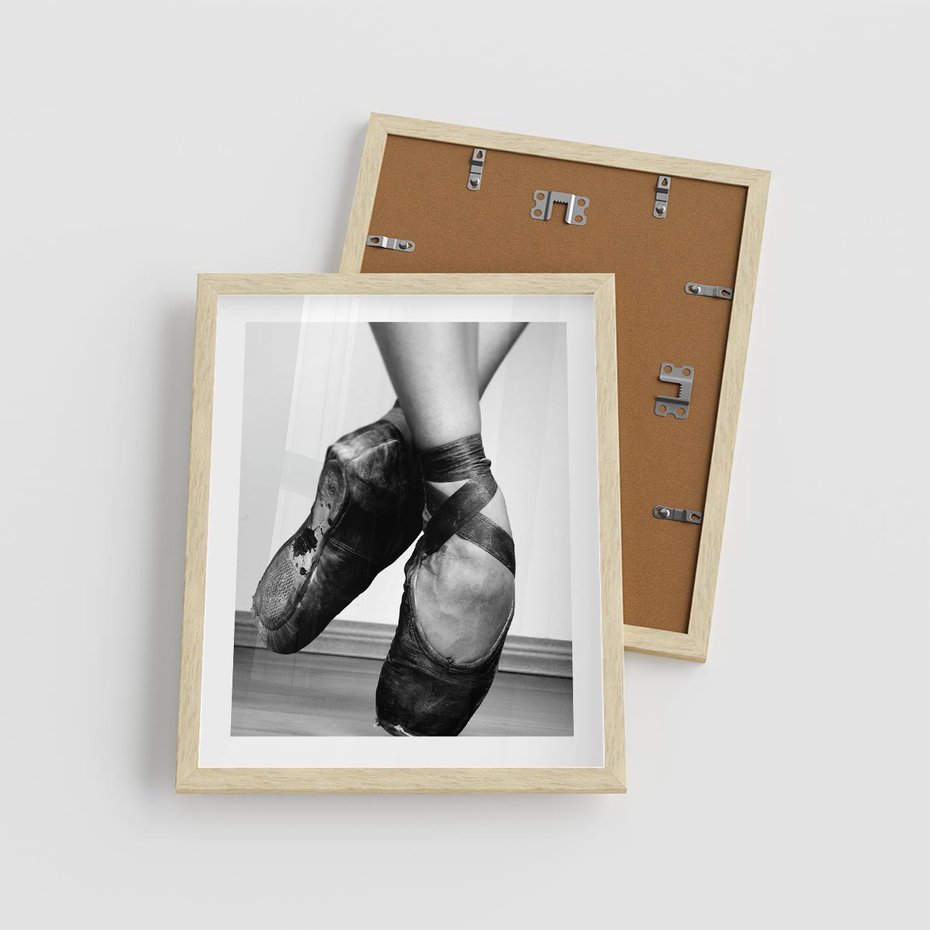 Plakat w ramie 40x50 - Taniec Zmysłów - artystyczne zdjęcie, odcienie szarości - rama drewno