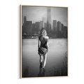 Obraz w ramie 80x120 - Kapiel w Mieście - czarno białe zdjęcie, kobieta wchodzi do wody - rama drewno