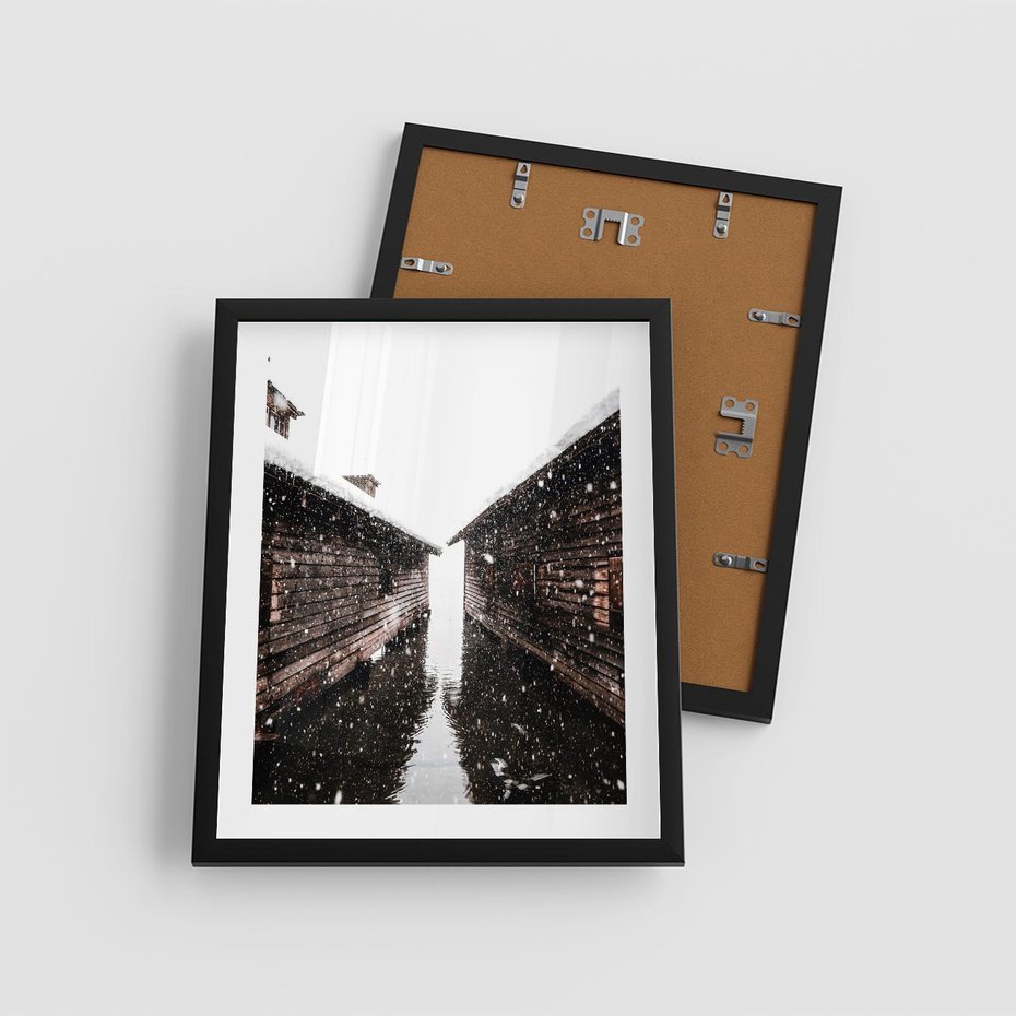 Plakat w ramie 40x50 - Spadający Śnieg - domek górski, w zimie - rama czarna