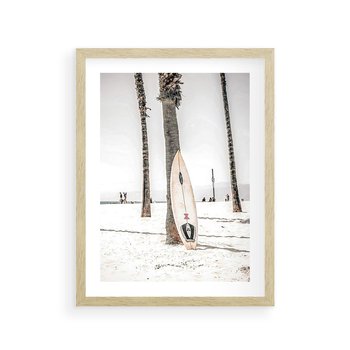 Plakat w ramie 40x50 - Plażowy Relaks - deska surfingowa, oparta o palmę - rama drewno