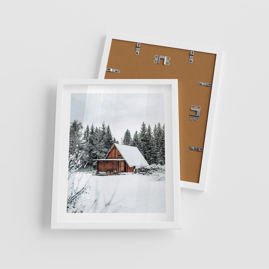 Plakat w ramie 40x50 - Ujęcie zimy w Górach - domek w górach w zimie, śnieg - rama biała