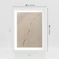 Plakat w ramie 30x40 - Ślady na Złocistym Piasku - piasek, ślady stóp na piasku - rama biała